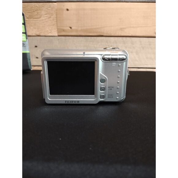 FujiFilm FinePix A700 7.3MP Digital Camera w/Box & Manuals TESTED & WORKING - Picture 4 of 4